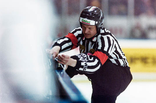 Sven-Erik Sold, domare knyter skridskon