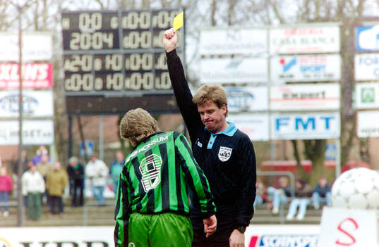 Domare Christer Fällström delar ut en varning