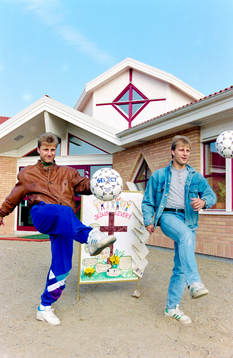 Tvillingbröderna Christer och Håkan Andersson utanför