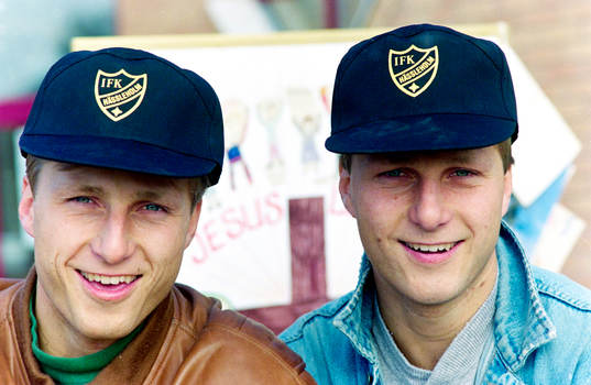 Tvillingbröderna Christer och Håkan Andersson utanför