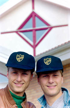 Tvillingbröderna Christer och Håkan Andersson utanför