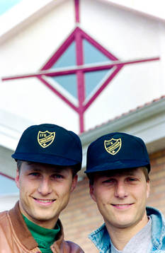 Tvillingbröderna Christer och Håkan Andersson utanför