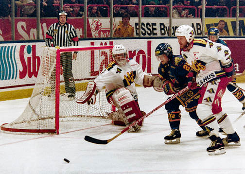 Malmös målvakt Peter Lindmark och Peter Andersson hjälps