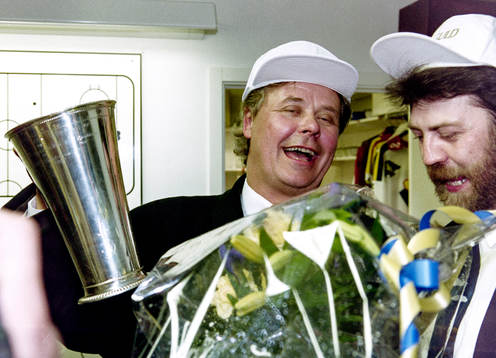 Percy Nilsson jublar med pokalen