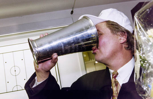 Percy Nilsson jublar med pokalen