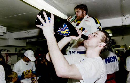 Roger Hansson med champagne i omklädningsrummet