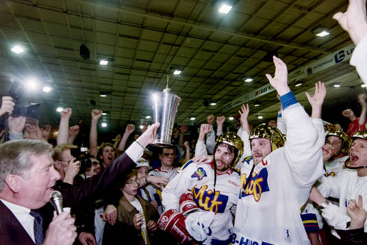 Malmös Mats Lusth och Peter Andersson tar emot pokalen av