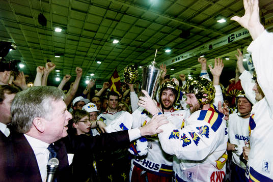 Malmös Mats Lusth och Peter Andersson tar emot pokalen av