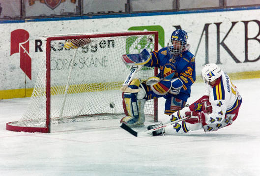 Pucken i mål bakom djurgårdens målvakt Peter Andersson