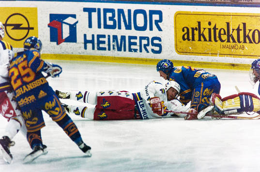 Djurgårdens Charles Berglund med en malmöspelare