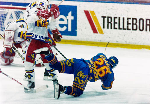 Djurgårdens Jan Viktorsson går omkull
