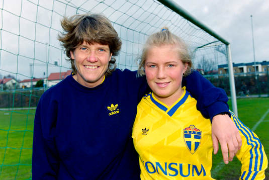 Pia Sundhage, förbundskapten, Sverige och Mia Moström