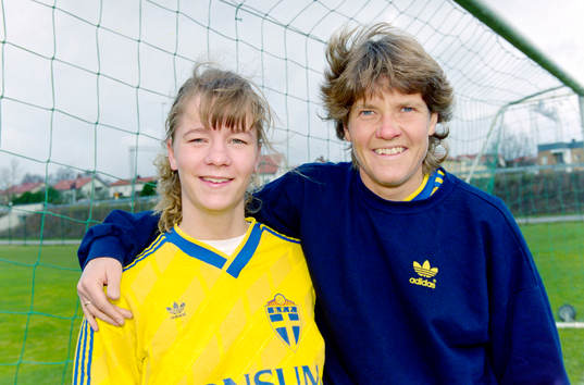 Sofia Karlsson och Pia Sundhage, förbundskapten, Sverige