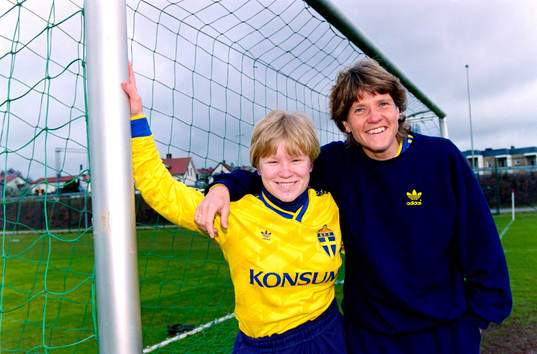 Tina Fröberg och Pia Sundhage, förbundskapten, Sverige