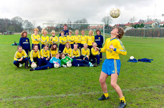 Pia Sundhage, förbundskapten i Sverige leker med bollen
