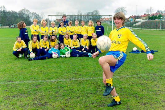 Pia Sundhage, förbundskapten i Sverige leker med bollen