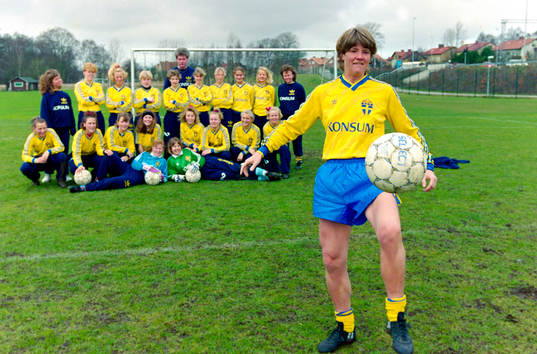 Pia Sundhage, förbundskapten i Sverige leker med bollen