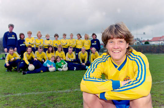 Pia Sundhage, förbundskapten i Sverige framför