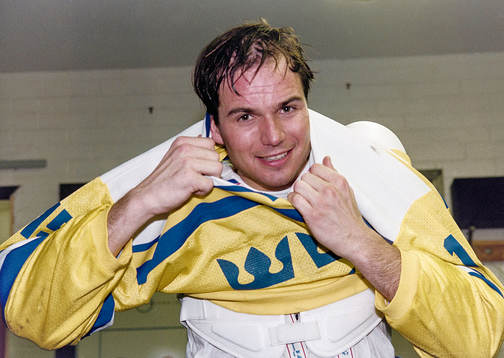 Patrik Carnbäck, Sverige, tar på sig matchtröjan