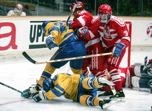 Peter Forsberg framför det polska målet