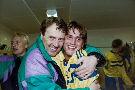 Nisse Andersson, förbundskapten kramar om Jonny Rödlund,