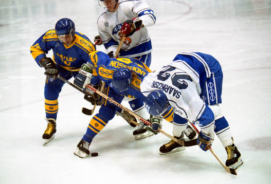 Mikael Andersson i kamp om pucken