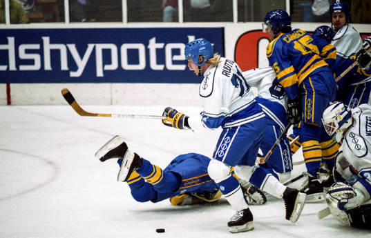 Christian Ruuttu, Finland med pucken