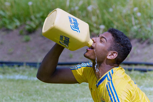 Pascal Simpson, Sverige,  dricker vatten ur en dunk