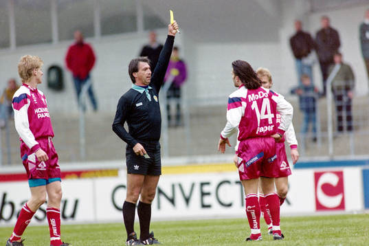 Kire Klenkovski, domare ger Per Blom, Norrköping, gult kort