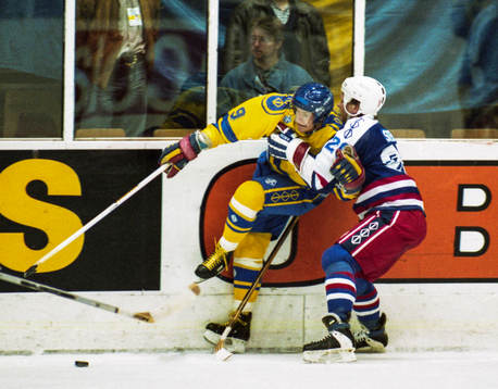Mikael Andersson, Sverige trycks upp i sargen