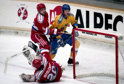 Mats Sundin, Sverige, skjuter 1-0