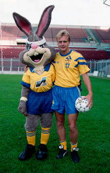 Maskot Bernie och Jonas Thern, Sverige