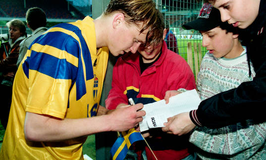 Kennet Andersson skriver autograf