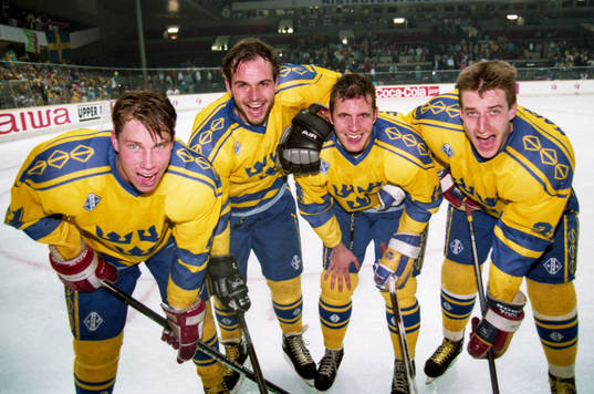 Peter Forsberg och Sverige jublar