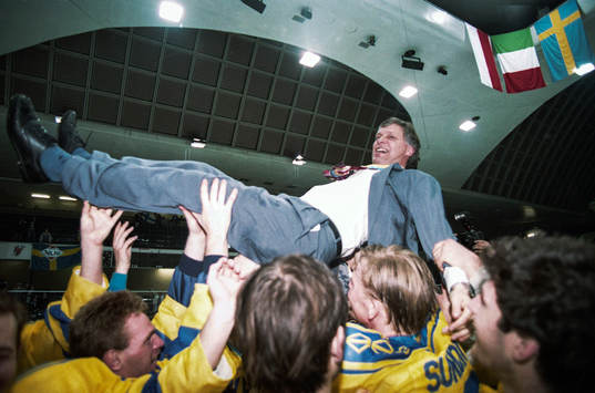 Conny Evensson, förbundskapten, Sverige hissas av spelarna