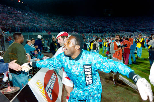 Ajax målvakt Stanley Menzo jublar