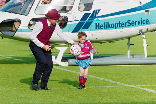 Matchbollen levererades av en en liten knatte och helikopter