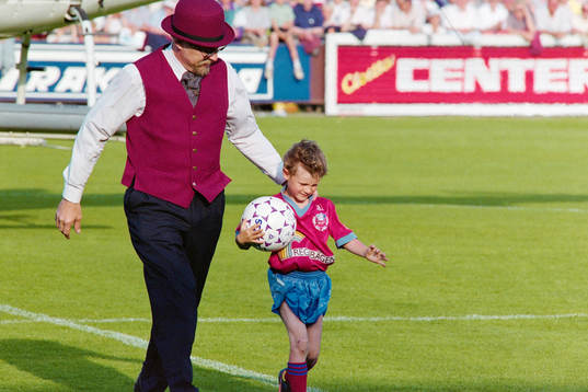 Matchbollen levererades av en en liten knatte och helikopter
