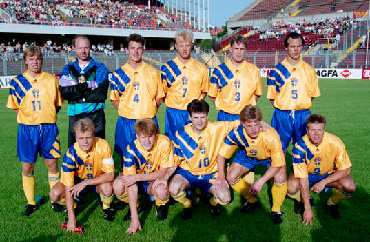 Bakre raden fr. v: Tomas Brolin, Thomas Ravelli, målvakt,