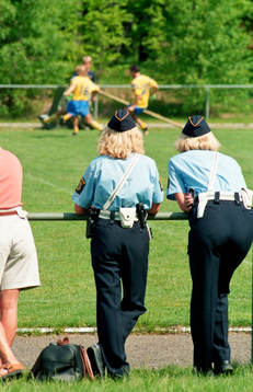 Två kvinnliga poliser övervakar träningen