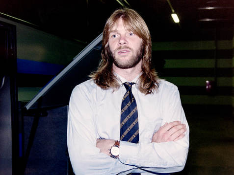 Glenn Strömberg utanför spelarbussen