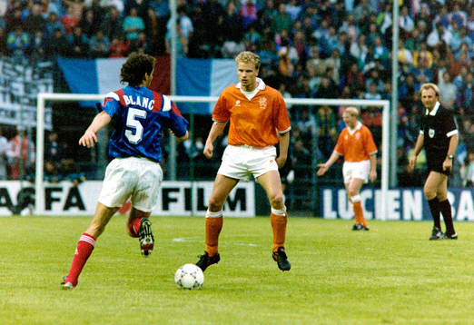 Laurent Blanc, Frankrike med bollen och Dennis Bergkamp,