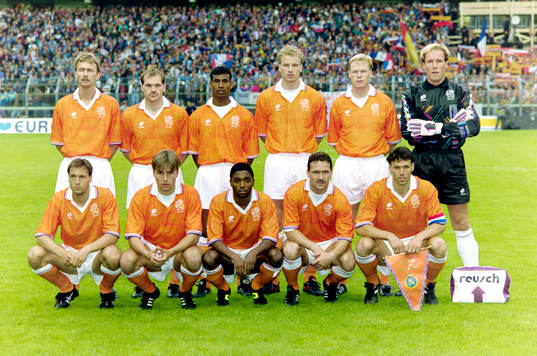 Hollands startelva med bl.a Ronald Koeman, Dennis Bergkamp,