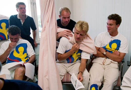 Thomas Ravelli, målvakt busar med Jonas Thern och Patrik