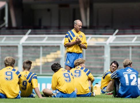 Tommy Svensson, förbundskapten i samtal med spelarna