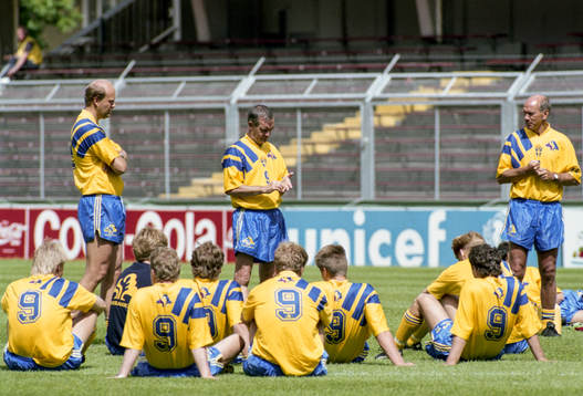 Tord Grip och förbundskapten Tommy Svensson snackar med