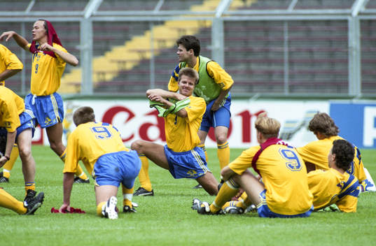 Roland Nilsson och lagkamraterna stretchar lite