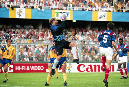 Thomas Ravelli, målvakt, Sverige, räddar bollen i luften