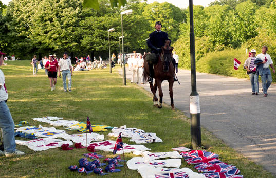 En ridande häst patrullerar runt i en park