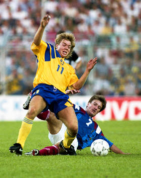 Tomas Brolin, Sverige fälls av Didier Deschamps, Frankrike